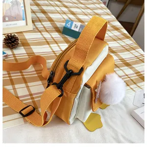 Dettaglio della borsa a tracolla papera con pompon soffice e tracolla regolabile