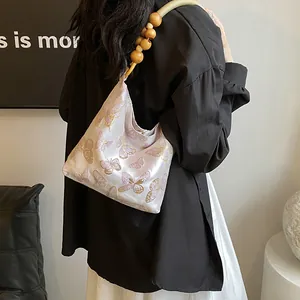 Sac bandoulière en satin avec broderie papillon et poignée vintage en perles de bois