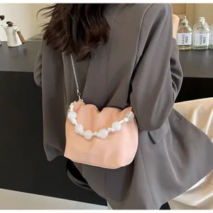 Bolso bandolera plisado rosa con asa de cuentas grandes y cadena de metal plateado
