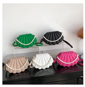 Cinco bolsos de mano con forma de concha con asa de perlas y elegante textura plisada