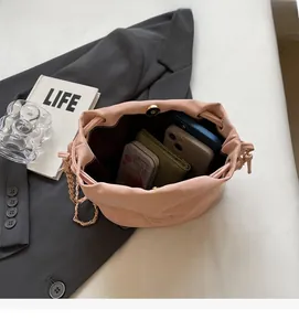Vue intérieure du sac seau rose montrant l'espace pour deux téléphones et un portefeuille