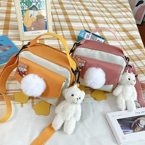 Borsa a tracolla carina in nylon con piedi di anatra e portachiavi a forma di orso