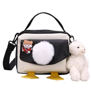 Borsa a tracolla a cartone animato di anatra carina con ciondolo e tracolla in nylon