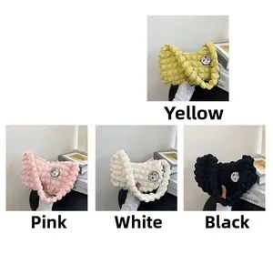Collage détaillé de sacs nuage texturés en couleurs jaune, rose, blanc et noir