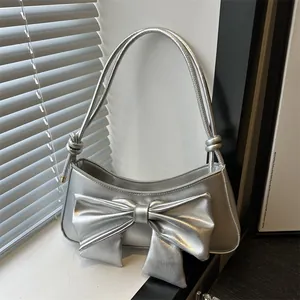 Metalen zilveren handtas voor dames met oversized strik en moderne dubbele handvatten