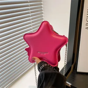 Sac à bandoulière en forme d'étoile magenta avec chaîne argentée et finition cuir