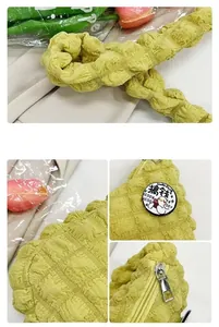 Détails du sac nuage jaune avec texture gaufrée, fermeture éclair et badge canard