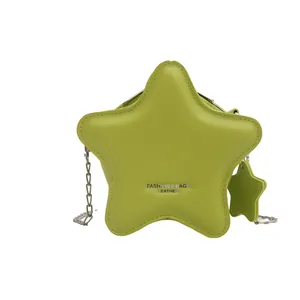 Sac bandoulière vert citron en forme d'étoile avec chaîne argentée et lettrage