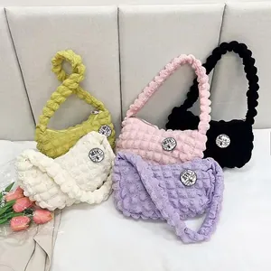 Sac Sous Le Bras Femme Tissu Popcorn À Texture Bulles Couleur Unie Froncé Demi-Lune Sac À Épaule Avec Badge Décor Main Sac