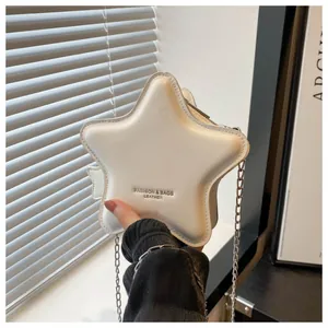 Petit sac bandoulière blanc en forme d'étoile avec chaîne argentée et lettrage chic