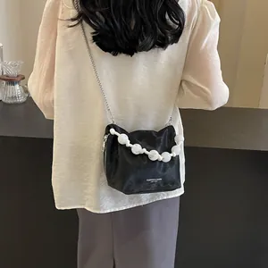 Bolso de hombro negro de moda con asa de perlas y cadena plateada para mujer