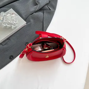 Sacoche en cuir rouge pour femme avec fermoir magnétique et bandoulière réglable