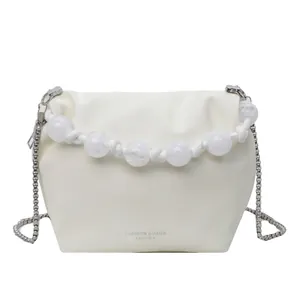 Bolso de mano minimalista de cuero blanco con asa de cuentas y cadena de metal