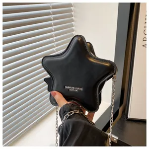 Sac à bandoulière en cuir noir en forme d'étoile avec chaîne en argent et logo