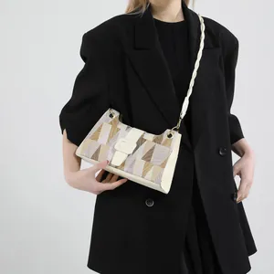 Sac bandoulière chic à motifs géométriques et bandoulière tressée sur mannequin