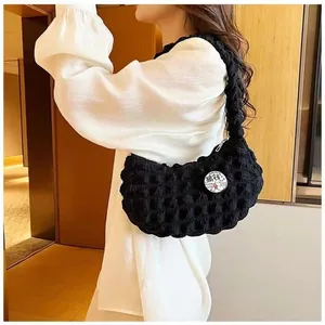 Sac nuage noir à texture bulle pour femme sac à bandoulière minimaliste plissé sous le bras