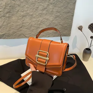 Schicke Retro-Handtasche in Karamellorange mit Goldschließe, vielseitig für Damen