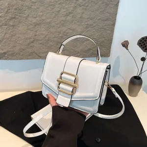 Minimalistische weiße Lederhandtasche mit goldener Schnalle und schwarzen Kanten