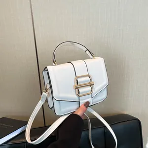Minimalistische weiße Lederhandtasche mit goldener Schnalle und verstellbarem Riemen