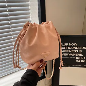 Sac Seau pour Femme en Cuir PU avec Cordon de Serrage et Bandoulière Chaîne Logo Triangle Sac à Bandoulière Décontracté