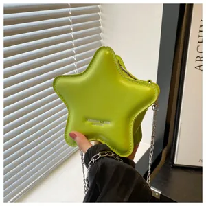 Sac bandoulière vert néon en forme d'étoile avec chaîne argentée et logo à la mode