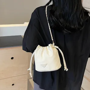 Sac seau blanc avec cordon de serrage et bandoulière en chaîne au style décontracté