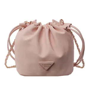 Sac seau rose pour femme avec cordon de serrage, bandoulière chaîne et logo en métal