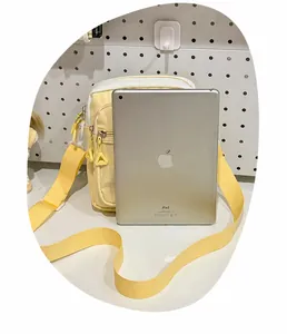 Größenvergleich der Nylon-Umhängetasche, die etwas größer als ein iPad dargestellt ist