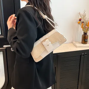 Sac baguette chic blanc et beige effet crocodile avec boucle et bandoulière à nœuds