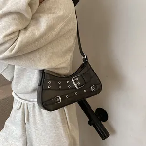 Sac Sous le Bras en Cuir PU pour Femmes Y2K Punk Boucle Métallique Vintage Oillet Sac à Épaule Demi-Lune Mode Streetwear