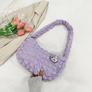 Sac nuage violet plissé avec texture à bulles et broche canard mignonne pour femme élégante
