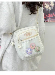 Detail einer weißen Ita-Bag mit Sichtfenster, süßen Kaninchen-Badges und Markenlogo