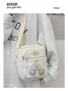 Detailansicht der weißen Umhängetasche mit transparenter Tasche und süßen Kaninchen-Badges