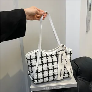 Elegante schwarz-weiß karierte Tweed-Einkaufstasche mit Seidenschal und Lederriemen