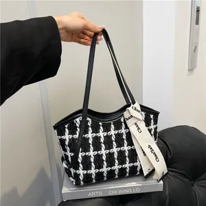 Klassische Shopper-Tasche aus schwarz-weißem Tweed mit Ledergriffen und Schleifendetail