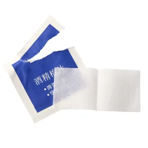 Steriles Alkoholtupfer-Kit mit blauer Folienverpackung und weißem Vliestuch für Reinigung