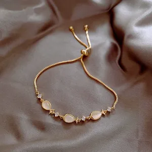Bracciale dorato minimalista con pesci in opale e catena regolabile a scorrimento