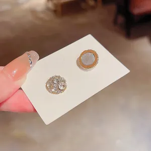 Pendientes magnéticos brillantes con cristales y base dorada para orejas sin perforar