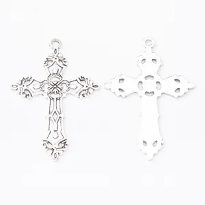 Pendente a croce traforata in argento retrò con motivo floreale per gioielli fai da te