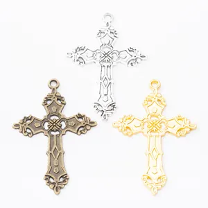 Ciondoli a croce in lega vintage intagliati nei colori bronzo, argento e oro
