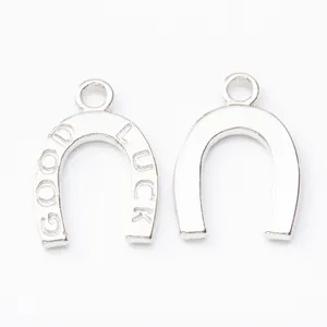 Detail van zilveren hoefijzer hangers met Good Luck tekst voor het maken van eigen sieraden
