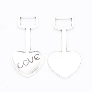 Macro-opname van zilveren hartvormige schephangers met LOVE-gravure voor sieraden