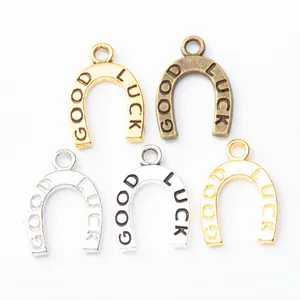 Hoefijzer hangers van zinklegering met Good Luck gravure in diverse metaalkleuren