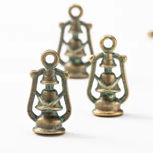 Colgantes vintage de lámpara de aceite en bronce con pátina verde para joyería DIY