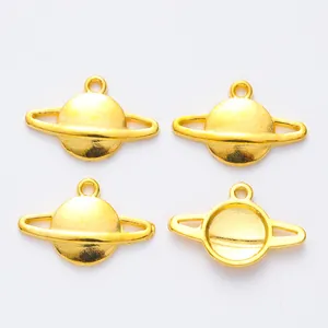 Set van vier gouden Saturnus-bedeltjes voor het maken van DIY-sieraden van metaal