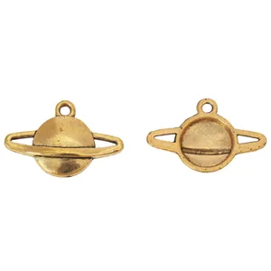 Detailweergave van antiekgouden Saturnus-hangers met voor- en achterkant voor DIY-sieraden