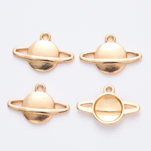 Gedetailleerd beeld van vier gouden Saturnus planeet bedeltjes voor DIY sieraden met gaten