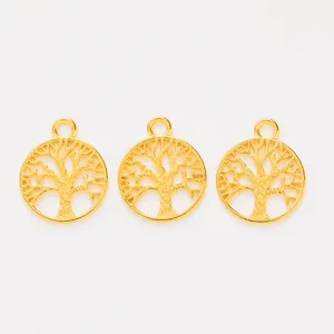 Drie vergulde levensboom-hangers in hol ontwerp voor het maken van DIY-sieraden