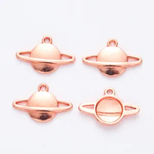 Detail van roségouden Saturnus-bedeltjes met voor- en achterkant voor DIY-sieraden