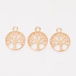 Detailopname van drie roségoudkleurige levensboomhangers van zinklegering voor DIY-sieraden